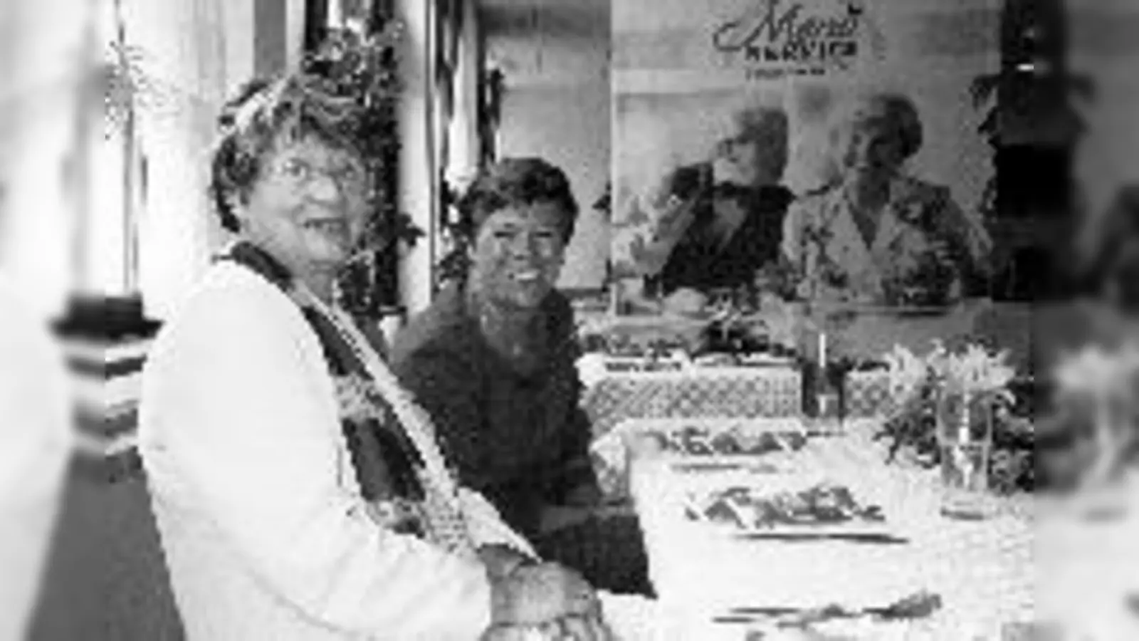 Gertraud Burkert (li.) zu Gast bei der AWO in Moosach. (Foto: AWO)