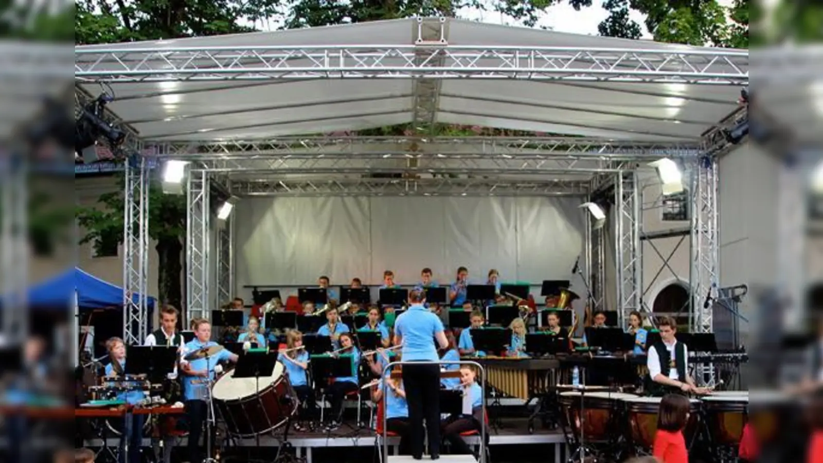 Erst lernen, dann im Orchester mitspielen  wie hier beim großen Sonnwendfest der Blaskapelle vor der Siegertsbrunner Leonhardikirche.	 (Foto: VA)
