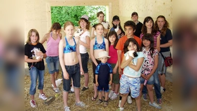 Mit einer Spende des Lions Club Blutenburg konnte ein schöner, heller Kleintierstall erbaut werden, in den nun alle jungen Tierpflegerinnen und –pfleger gerne gehen, um ihre Meerschweinchen und Hasen zu versorgen. (Foto: Eva Schraft)