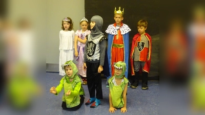 Der gesamte Königshof mit Siefgried und den Drachenkindern freut sich auf die Aufführung der „Lustigen Nibelungen”. (Foto: H. Pappenheim)