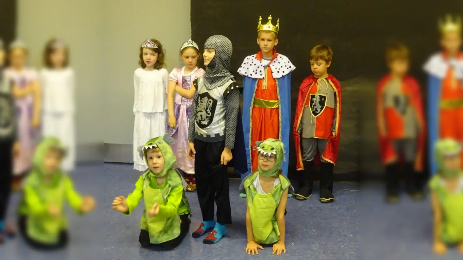 Der gesamte Königshof mit Siefgried und den Drachenkindern freut sich auf die Aufführung der „Lustigen Nibelungen”. (Foto: H. Pappenheim)