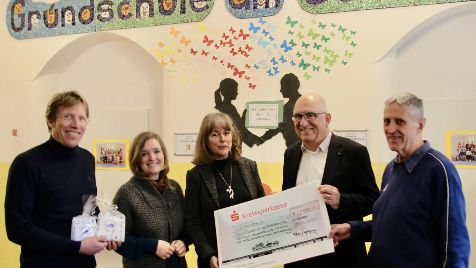 Von der Bürgervereinigung Obermenzing vertreten durch Thomas Hasselwander und Frieder Vogelsgesang (v.r.) konnten Rektorin Anita Bock, Konrektorin Dorothea Ott und Lothar Heller (v.r.) vom Förderverein 1.000 Euro entgegen nehmen. (Foto: us)