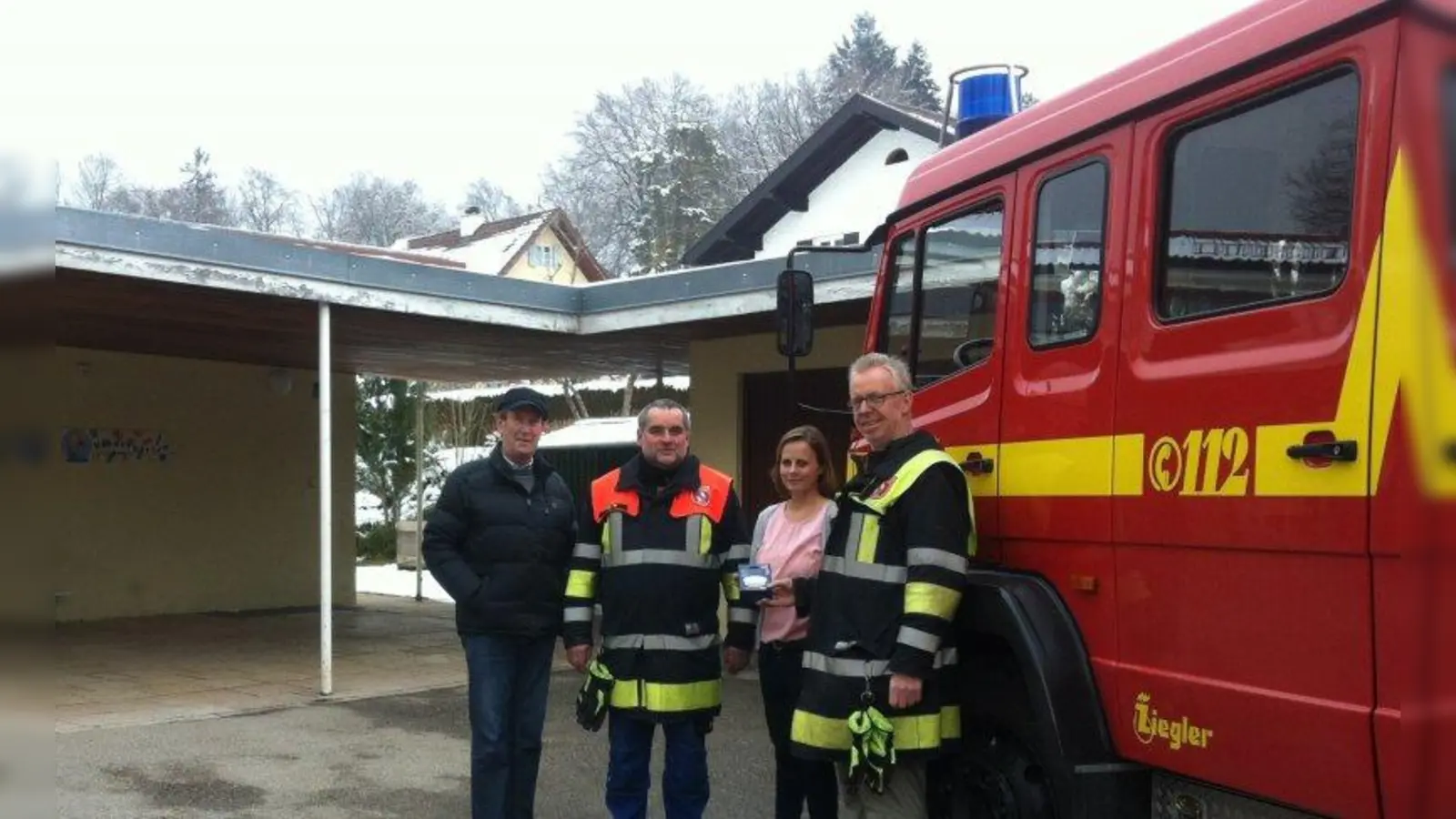 Die Freiwillige Feuerwehr Percha spendete an den Kindergarten St. Christophorus zehn Rauchmelder, welche sie auch gleich in den Räumlichkeiten anbrachten. (Foto: Kindergarten St. Christophorus)