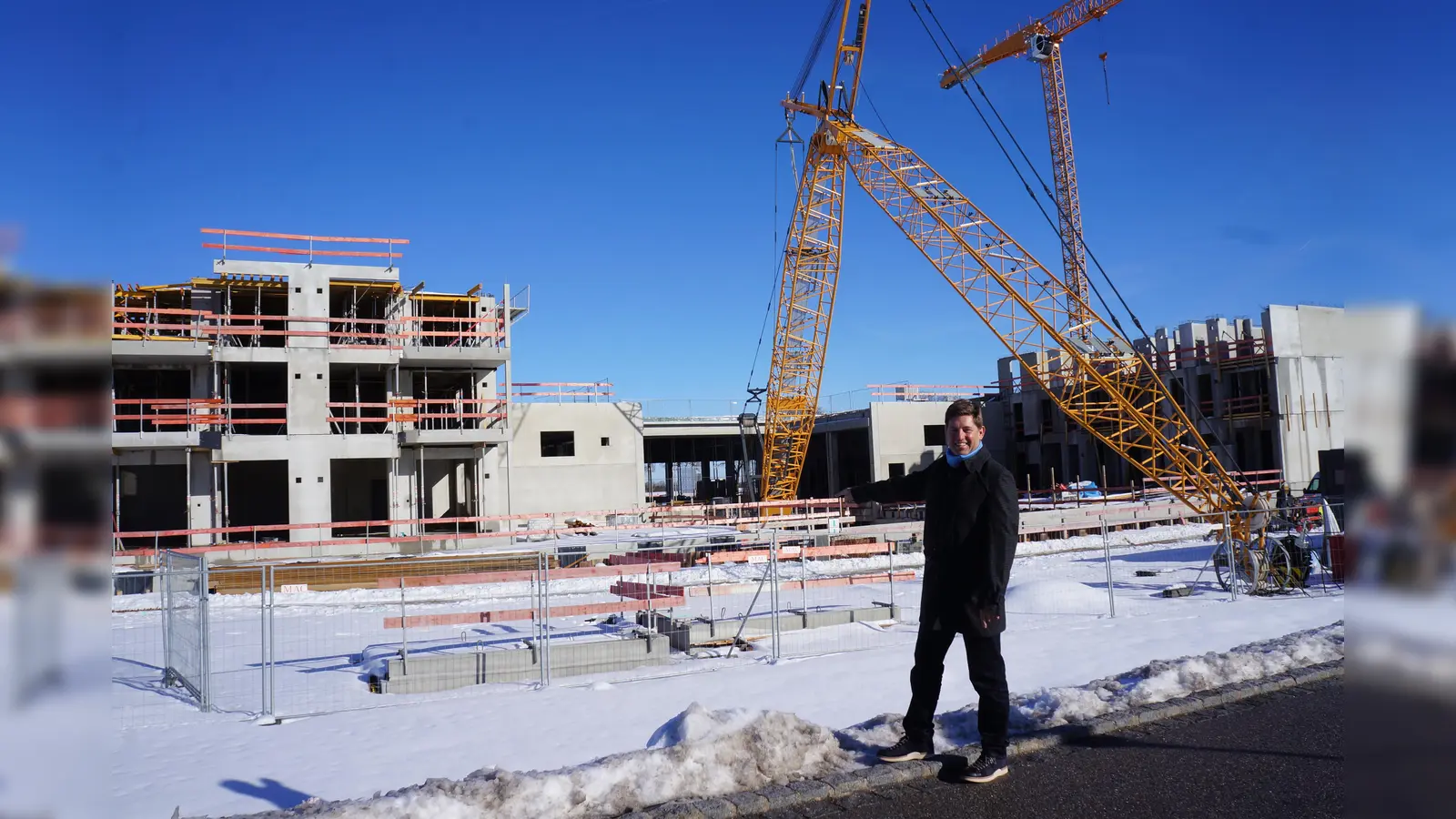 Bürgermeister Ullrich Sander vor dem gemeindlichen Grundstück am Riegerweg, auf dem demnächst 53 kommunale Wohnungen entstehen sollen. (Foto: hw)