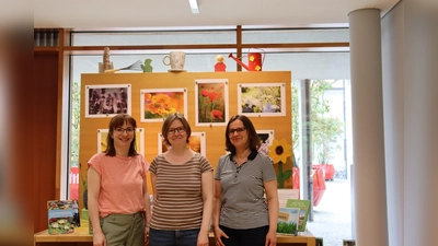 Das Team der Gemeindebibliothek – im Bild Johanna Halbinger, Caroline Michler und Judith Klesius – freut sich auf viele interessierte Besucher.  (Foto: mha)