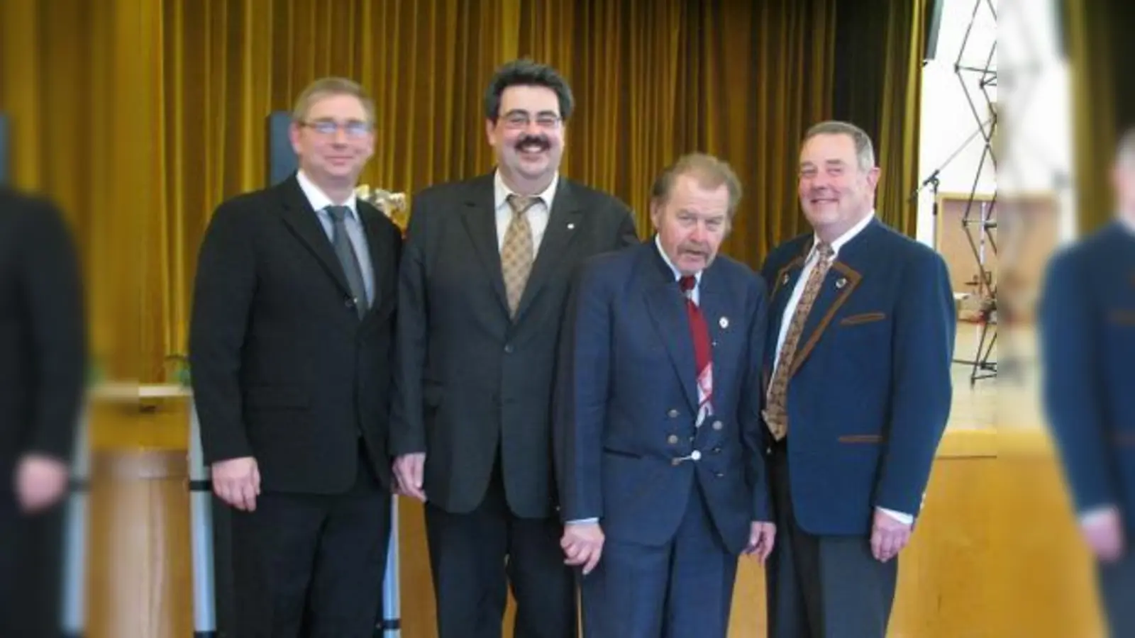 Über ihre Auszeichnungen freuen sich: (v.l.) Roland Ahl, Günter Kleitner, Klaus Speyer und Rupert Königer. (Foto: pi)