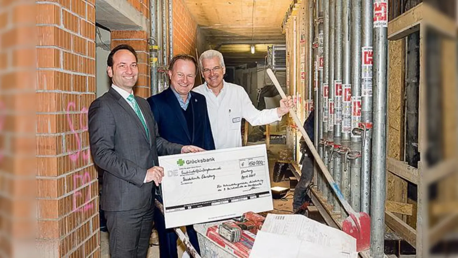 Symbolisch wird die Spende von 150.000 Euro auf die Baustelle gebracht. Klinik-Geschäftsführer Stefan Huber, Landrat Robert Niedergesäß und der Ärztliche Direktor, Dr. Peter Kreissl (von links).	 (Foto: kk)
