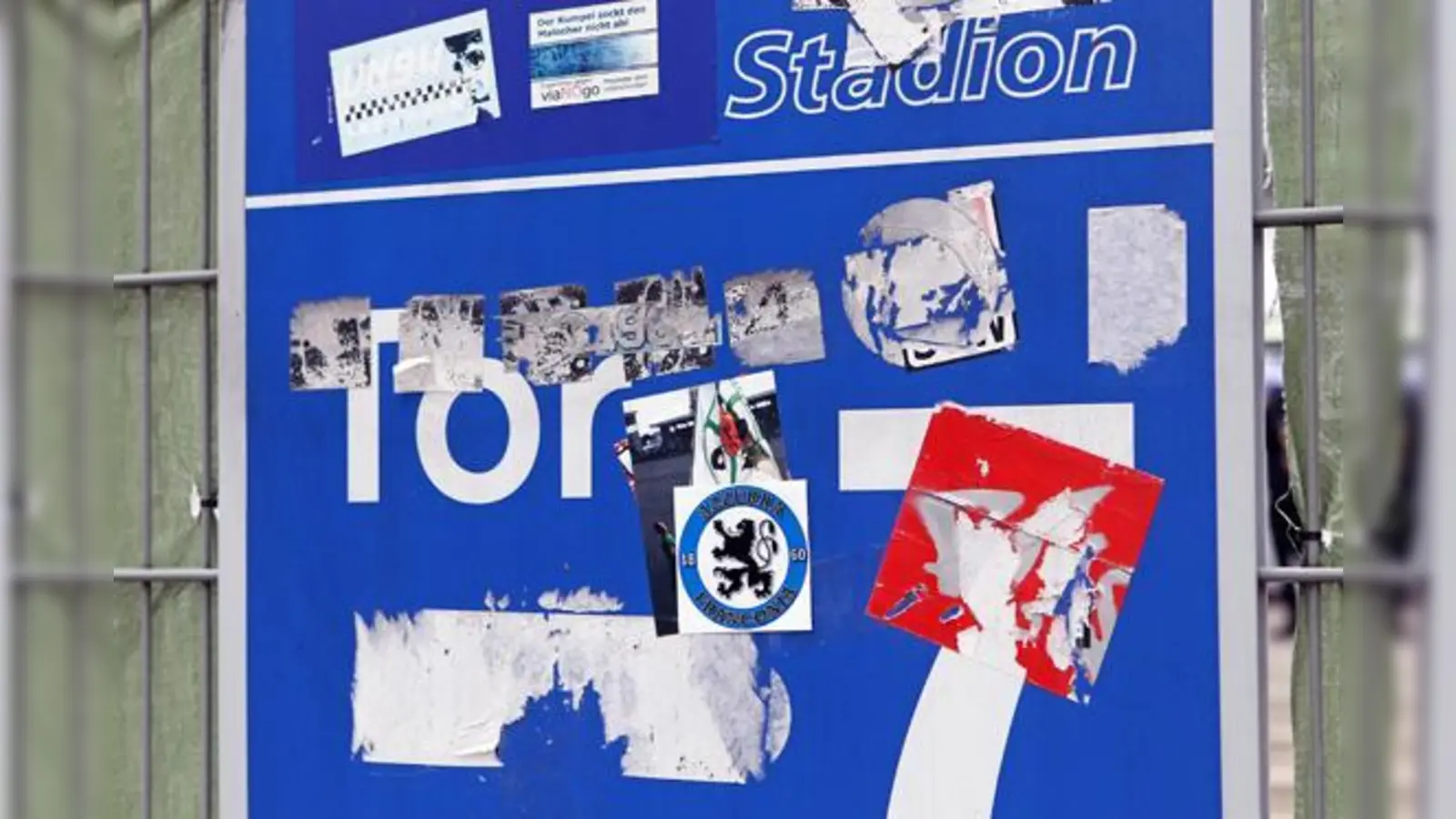 Vereinsliebe und Protestkultur: Fußballfan-Aufkleber.  (Foto: A. Wild)