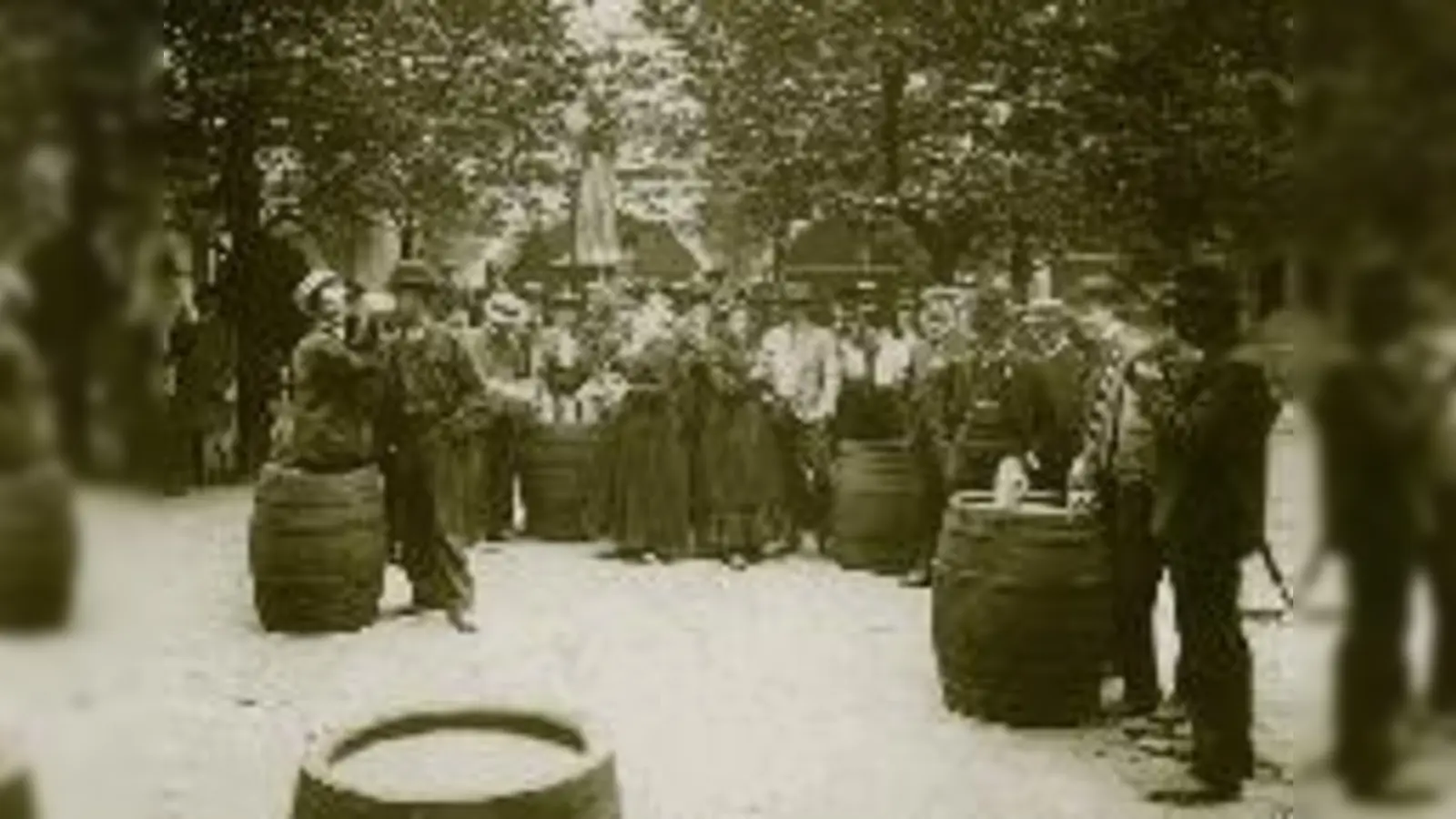 Schon 1897 wurde im Biergarten des Hofbräuhauses kräftig gefeiert. 	 (Foto: VA)