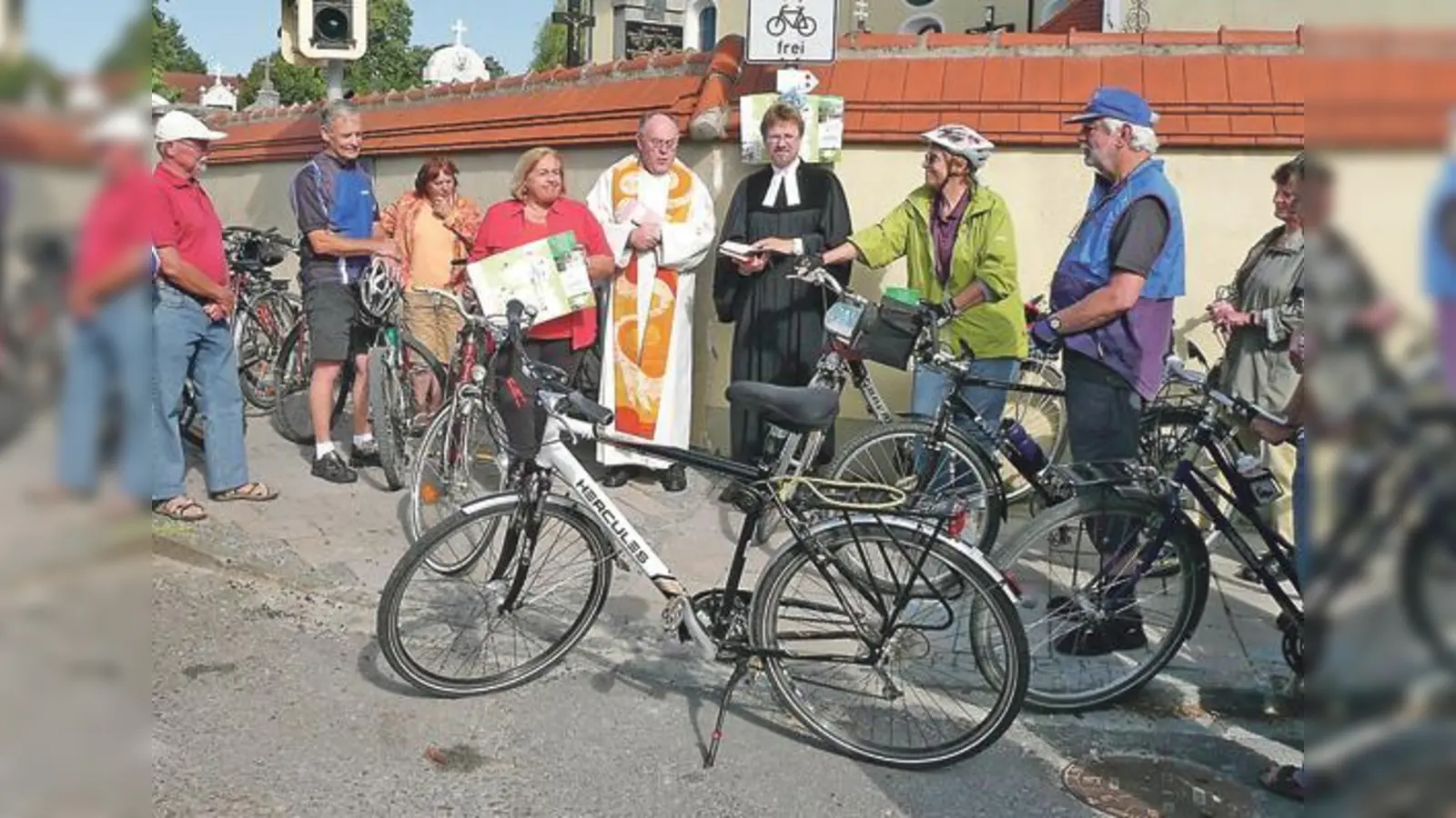 Die Heimat mit dem Fahrrad erkunden. Sauerlachs Bürgermeisterin Bogner und die beiden Gemeindepfarrer weihten die zwei neuen Radrundwege der Gemeinde ein.  (Foto: Andrea Pietsch)