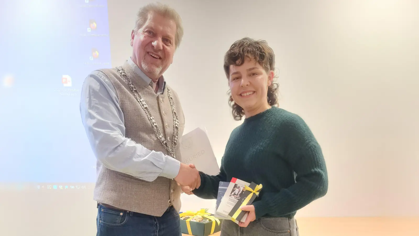 Emma Pflästerer wurde von Bürgermeister Harald Zipfel als neues Gemeinderatsmitglied vereidigt. (Foto: Gem)