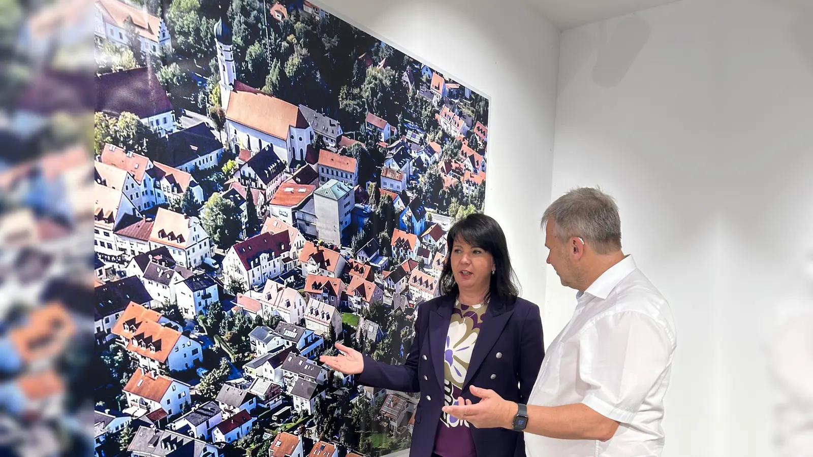 Am 30. Mai versteigert der Fotograf Walter Daschner, hier zu sehen mit Walentina Dahms, zwei seiner Werke für den guten Zweck.  (Foto: Daschner)