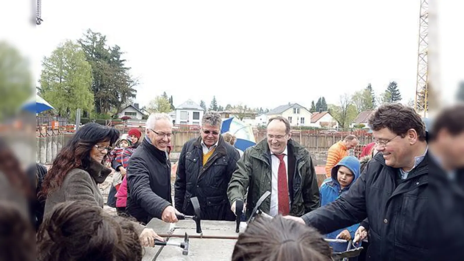 Gemeinsam zementierten sie den Grundstein ein: Schulleiterin Ute Landthaler, Bürgermeister Günter Heyland, Bürgermeister Edwin Klostermeier, Bürgermeister Stefan Straßmair und Bürgermeister Thomas Loderer (v. l.).	  (Foto: hw)
