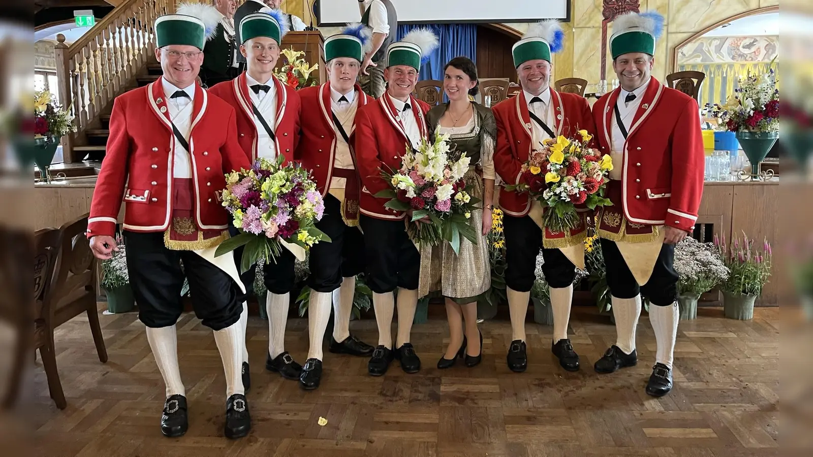 Veronika Grebl-Drexler, 1. Vorstand Gärtner-Verein München, gemeinsam mit den Schäfflern. (Foto: Christine Huber)