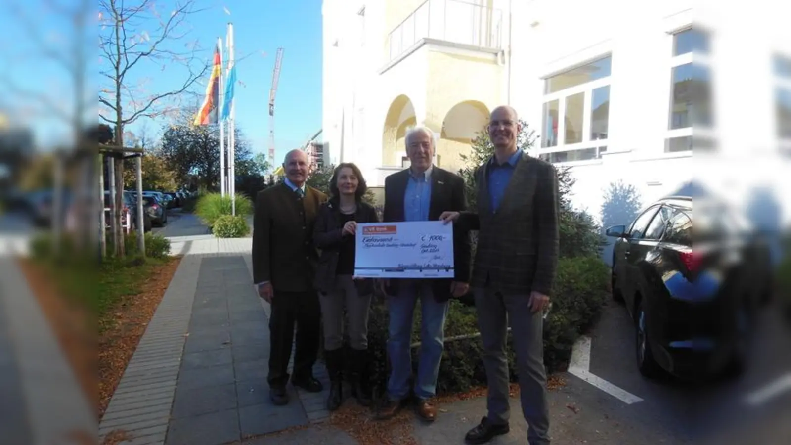 Spendenübergabe: v.l. Helmut Wagner Vorstand Bürgerstiftung, Jasmin Klingan Vorsitzende Musikschule, Geschäftsführer Bürgerstiftung Gustav Huber und Musikleiter Christian Hiesel-Schill (Foto: Bürgerstiftung)