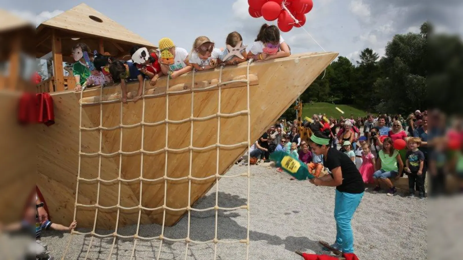 Die 11-jährige Aisha Sophie Abdelhamid aus Harlaching taufte die Arche mit eine Pinata. (Foto: Bernd Wackerbauer)