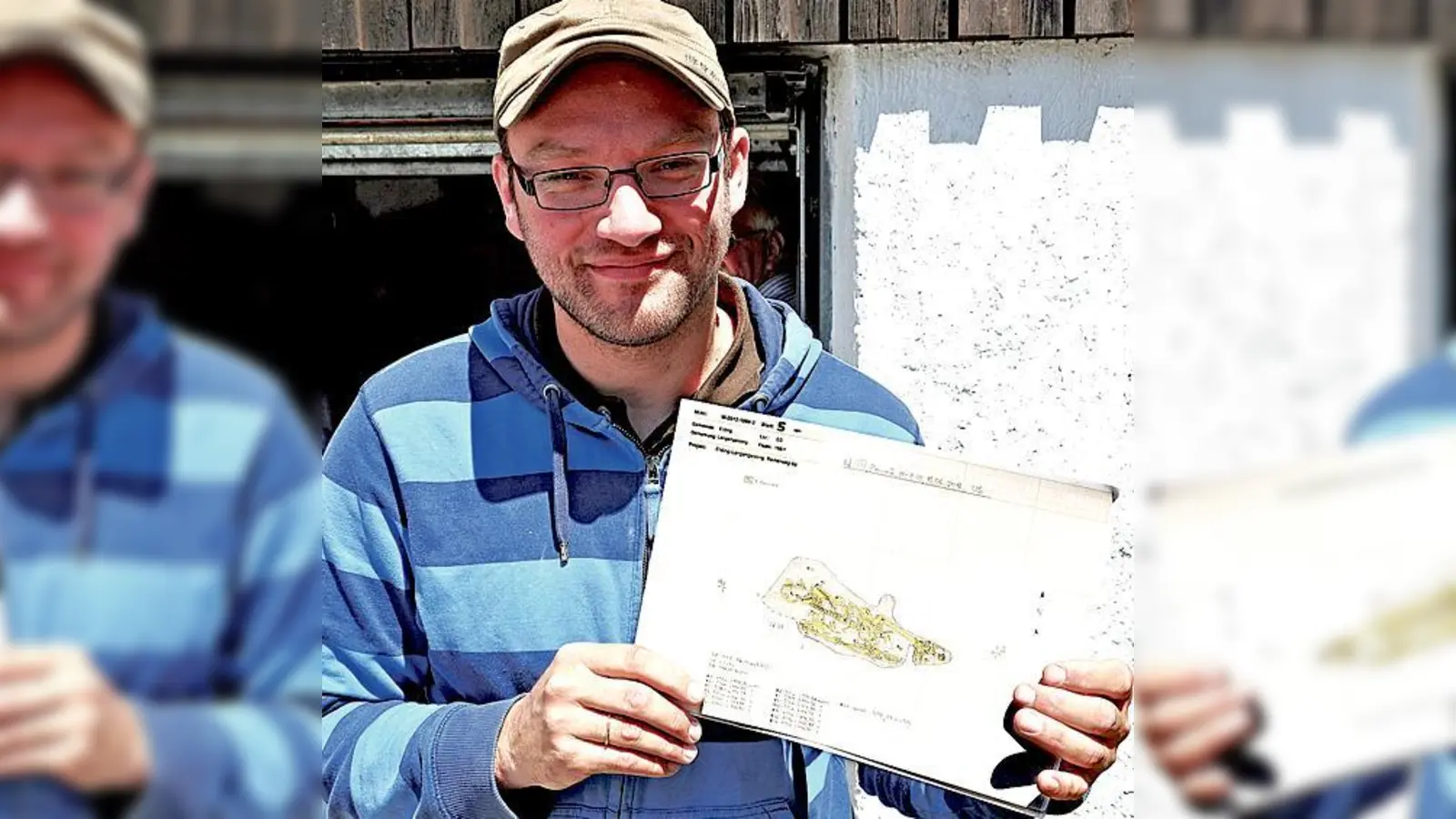 Grabungsleiter Ulrich Schlitzer zeigt den Plan der zu sichernden 60 archäologisch relevanten Funde in Langengeisling.		 (Foto: bb)