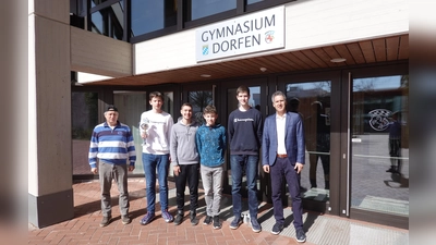 Erfolgreiche Dorfener (v.l.n.r.): Rupert Prediger (Leiter Wahlkurs Schulschach), Tim Geist (8B), Stylianos Russakis (10C), Bruno di Renzo John (10C), Denis Geist (10D) und Markus Höß (Schulleiter). (Foto: W. Lanzinger)