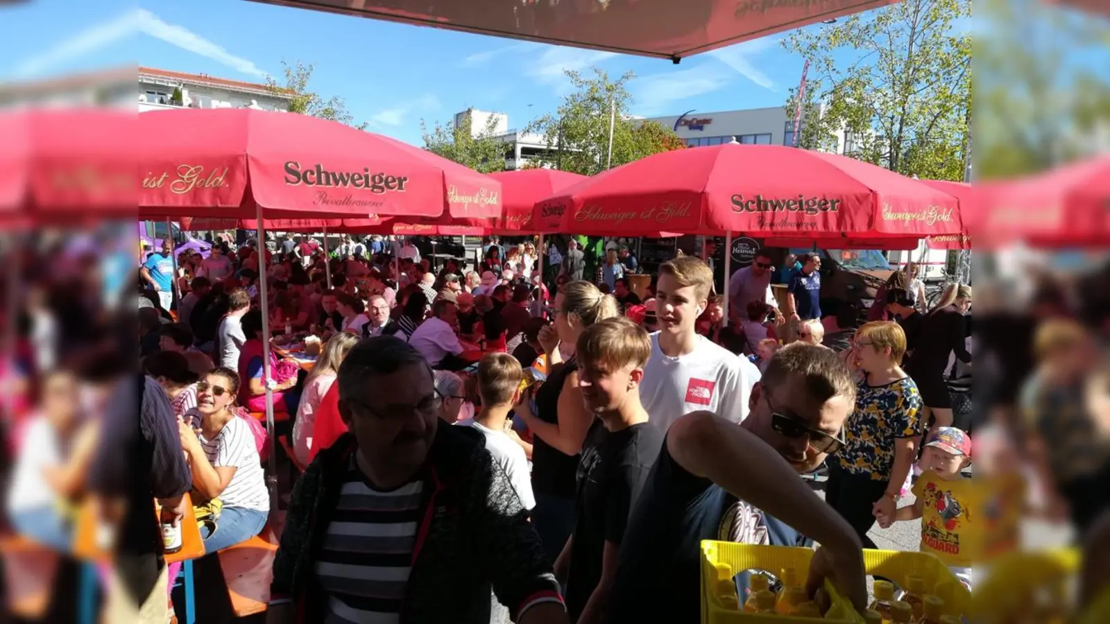 Beim Streetfoodfestival in Poing werden wieder zahlreiche Besucher erwartet. Neben kulinarischen, locken auch musikalische Schmankerl. (Foto: Diemb)