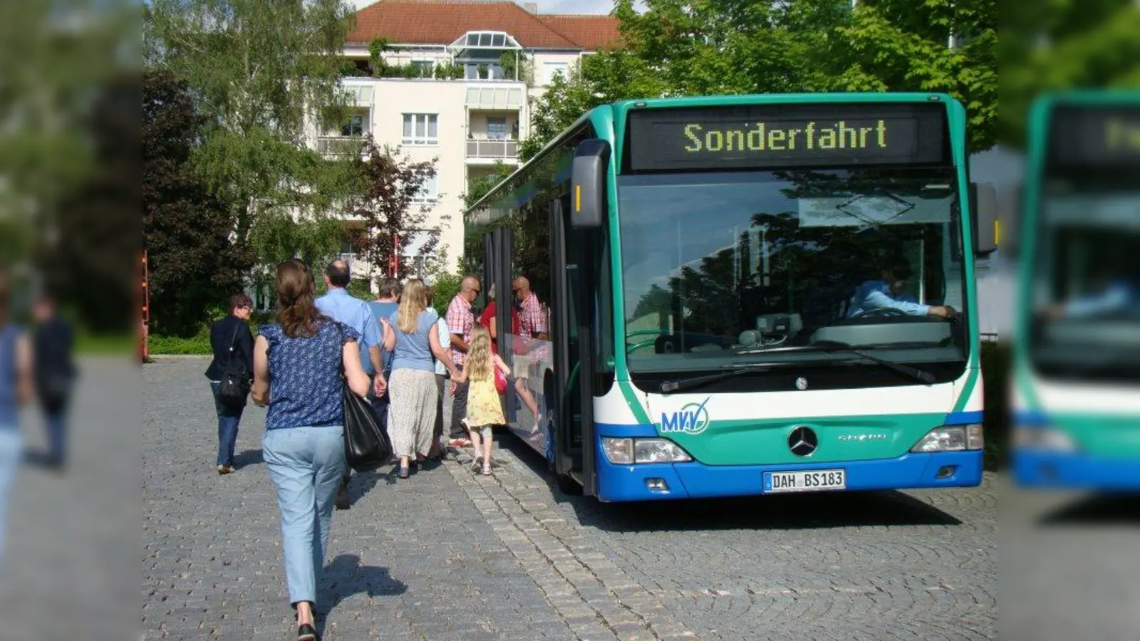 Schnell einsteigen, der Bus muss den Fahrplan einhalten. (Foto: pst)