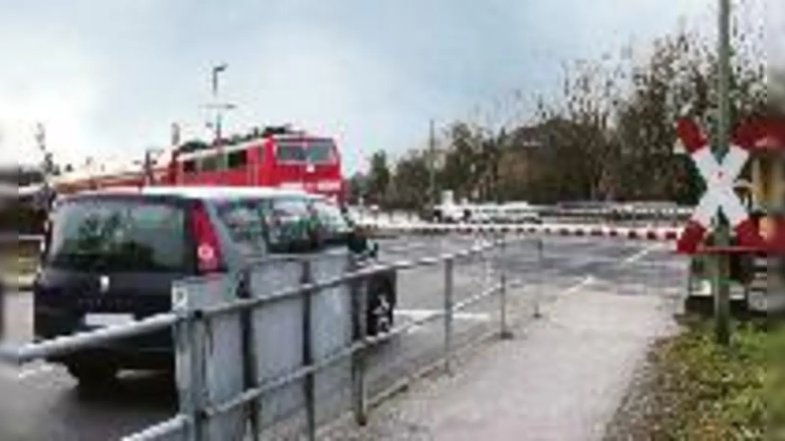 Das immer gleiche Bilde: Stau an der Schranke. Mit einer behindertengerechten Unterführung will die Stadt Unterschleißheim allen Bürgern, vom Fußgänger bis zum Vielfahrer, eine Entlastung verschaffen.	  (Foto: ba)