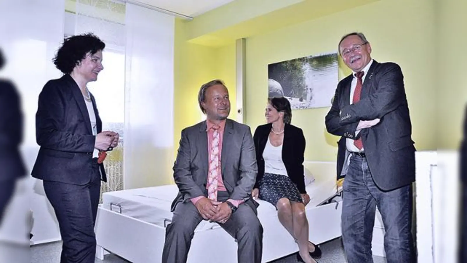 Die leitende Hebamme Sara Collura (v. l.), Landrat Robert Niedergesäß, Chefärztin Prof. Dr. Cornelia Höß und Ebersbergs 2. Bürgermeister Josef Riedl in einem der neu gestalteten Untersuchungszimmer.  (Foto: Sybille Föll)