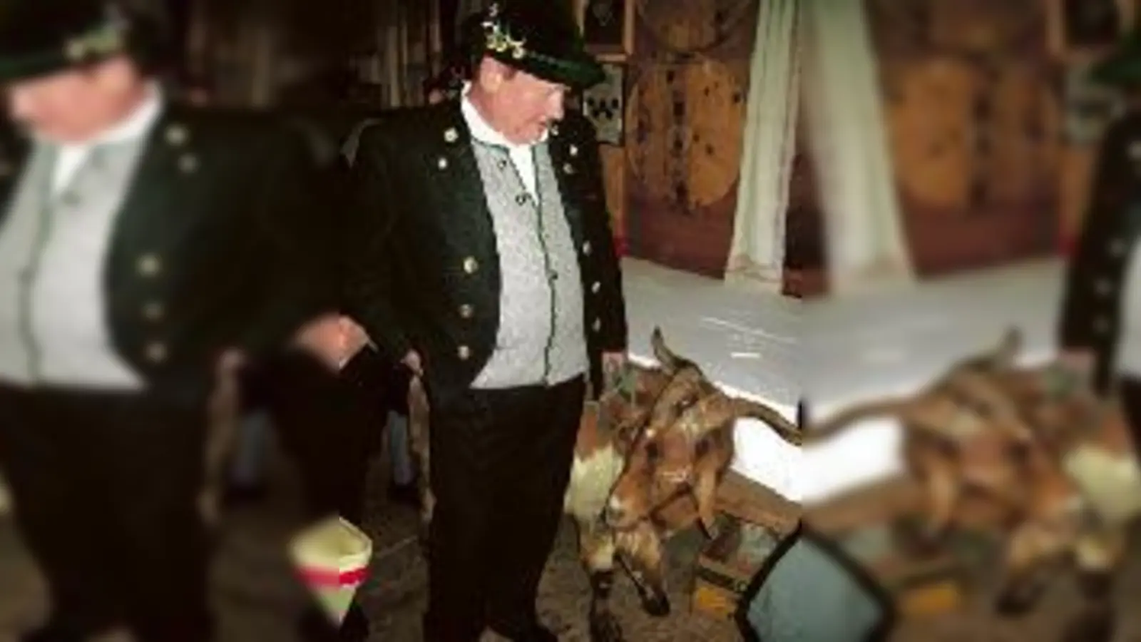 Schützenmeister Sepp Kaiser und seine gewonnene »Goaß« mussten auf Schmusekurs gehen.  (Foto: VA)
