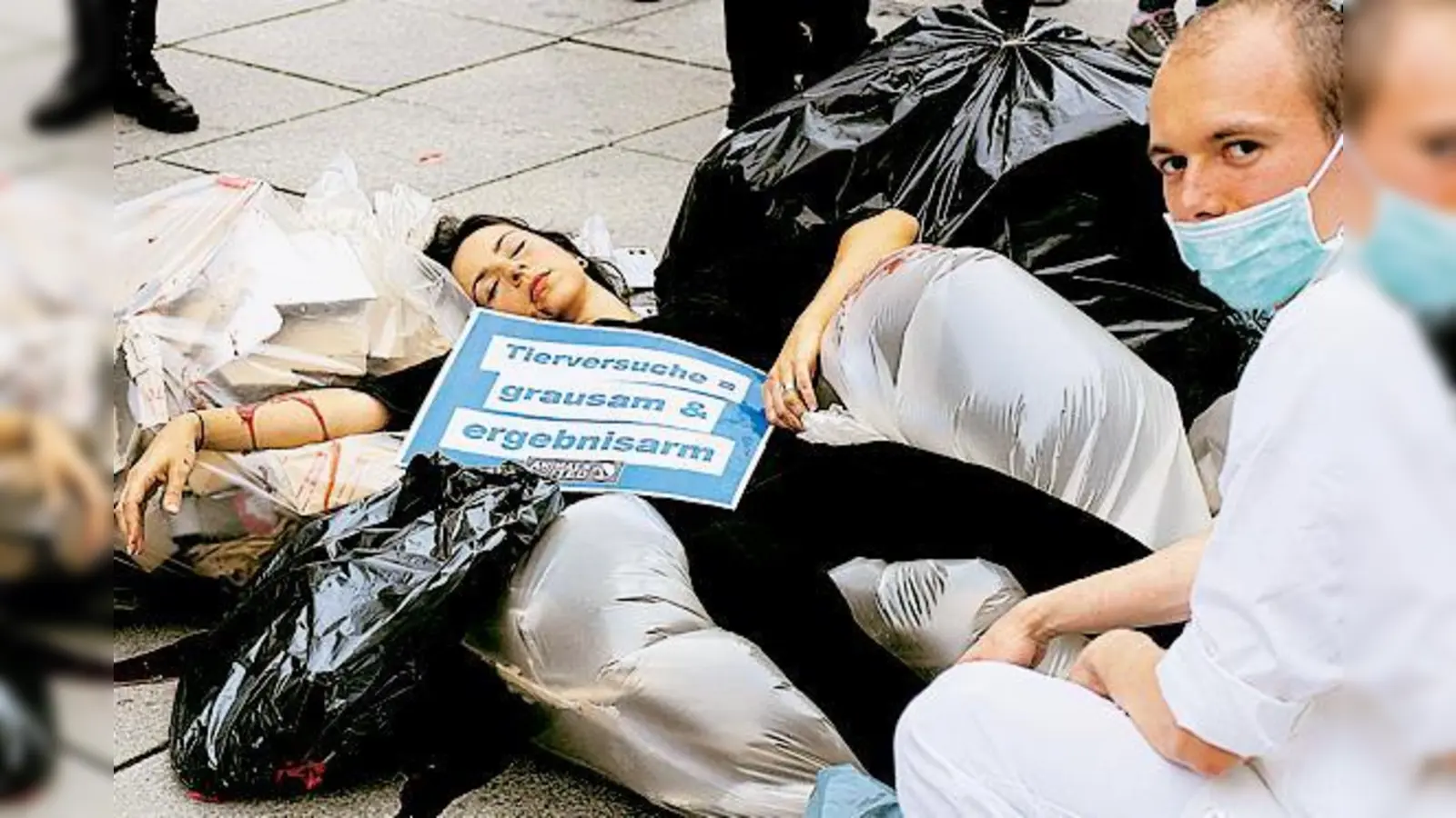 Mit künstlichem Blut steigerten die Tierschützer den Schockeffekt der »auf den Müll geworfenen« Menschen. Damit wollten sie auf das Schicksal von Versuchstieren aufmerksam machen.	 (Foto: © ANIMALS UNITED)