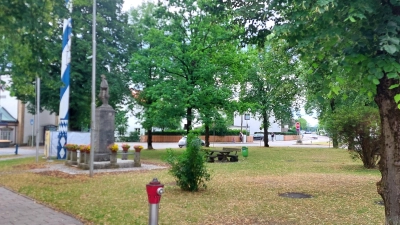 Der St.-Ulrich-Platz liegt in der Ortsmitte von Grasbrunn. Doch wo genau verlaufen die Grenzen der Gemeinde? Bei einer Wanderung kann man sie entdecken. (Archivbild: bas)