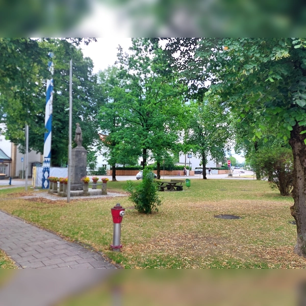 Der St.-Ulrich-Platz liegt in der Ortsmitte von Grasbrunn. Doch wo genau verlaufen die Grenzen der Gemeinde? Bei einer Wanderung kann man sie entdecken. (Archivbild: bas)