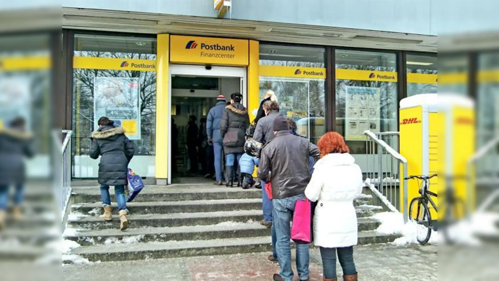 Eine lange Schlange vor der Postfiliale in der Meistersingerstraße. Die Menschen im Stadtbezirk Bogenhausen sind sauer auf die Filialpolitik der Post.	 (Foto: hgb)