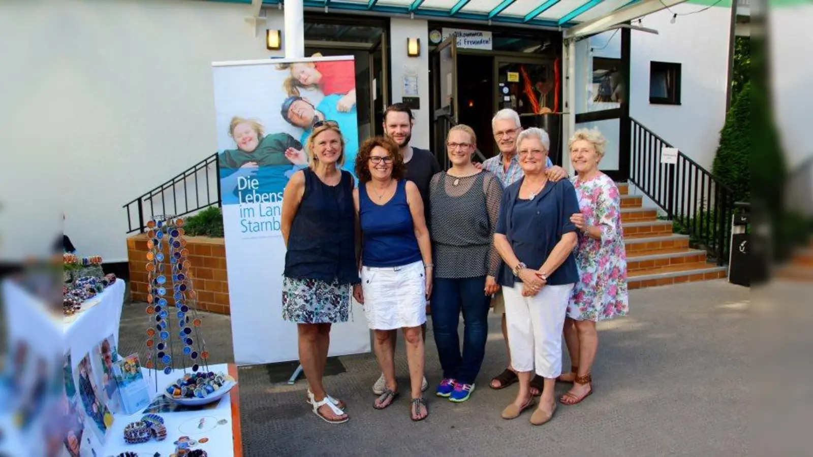Schmankerlfest für einen guten Zweck: Almuth Donnelly und Nadja Ressinger von der Franziskus-Schule Starnberg mit der Kermeß-Familie Johannes Passian, Marlene Helfer, Hans und Liebgard Passian sowie Ina Dürr (v.l.). (Foto: us)