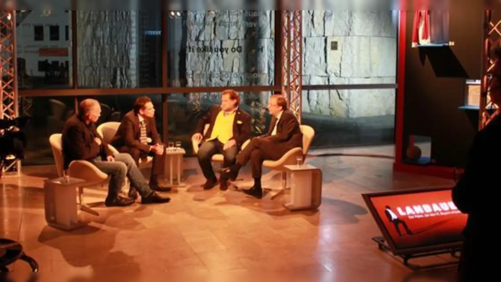 Landauer  Der Talk mit Rainer Koch (re. Bayerischer Fußballverband) und Robby Rajber (2. v. r. Maccabi München).  (Foto: mu)