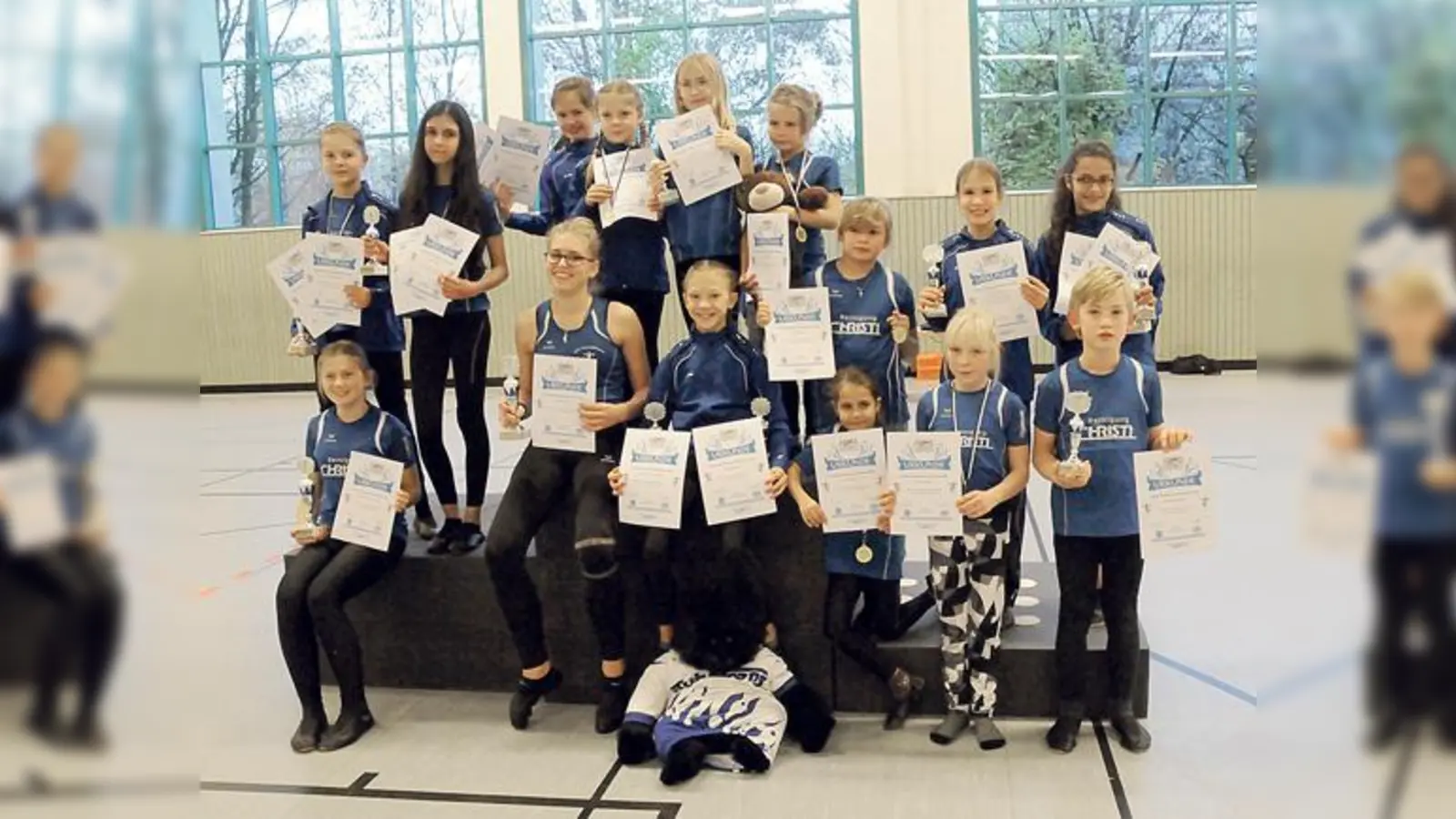 Starke Leistungen: Die jungen Kunstradfahrer des RSV Schleißheim präsentieren stolz ihre Medaillen, Pokale und Urkunden.	 (Foto: Verein)