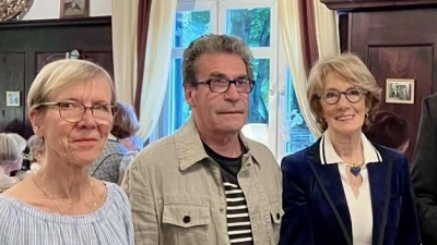 Bei der Festveranstaltung zu 50 Jahre Städtepartnerschaft zwischen Krailling und Paulhan waren (v.l.) Rita Römling-Engl, Paulhan-Bürgermeister Claude Valéro, Christine Ricard, Kraillinger Bürgermeister Rudolph Haux und der stellvertretende Generalkonsul Pierre Clouet. (Foto: us)