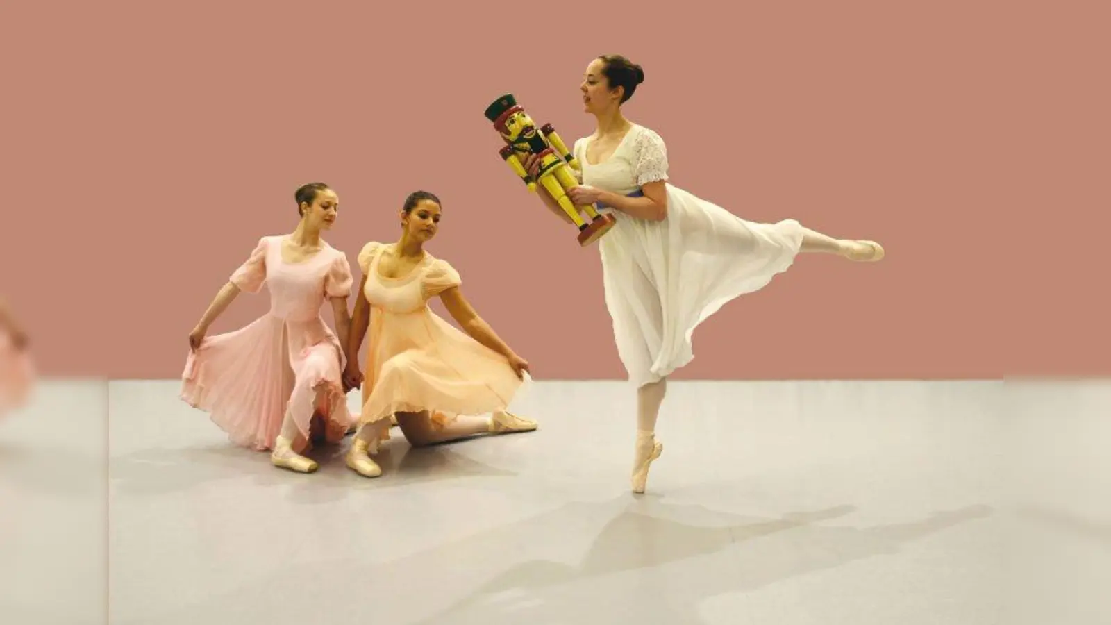 Tänzerinnen des Ballettensembles der Musikschule Gilching mit dem Nussknacker. (Foto: Ursula Vogler)