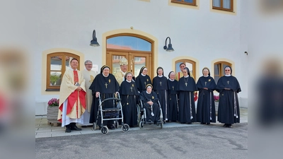 Sr. M. Stilla, Sr. M. Ignatia, Sr. M. Michaela, Sr. M. Barbara, Sr. M. Johanna, Sr. M. Gabriele, Sr. M. Consilia, Sr. M. Regina, Sr. M. Lätitia (Rollstuhl); Pfarrer Peter Demmelmair, Pfarrer Johannes Hoffmann, Abt Thomas Freihart, Pfarrer Paul Demmelmair (v. l.). (Foto: Franziskuswerk)