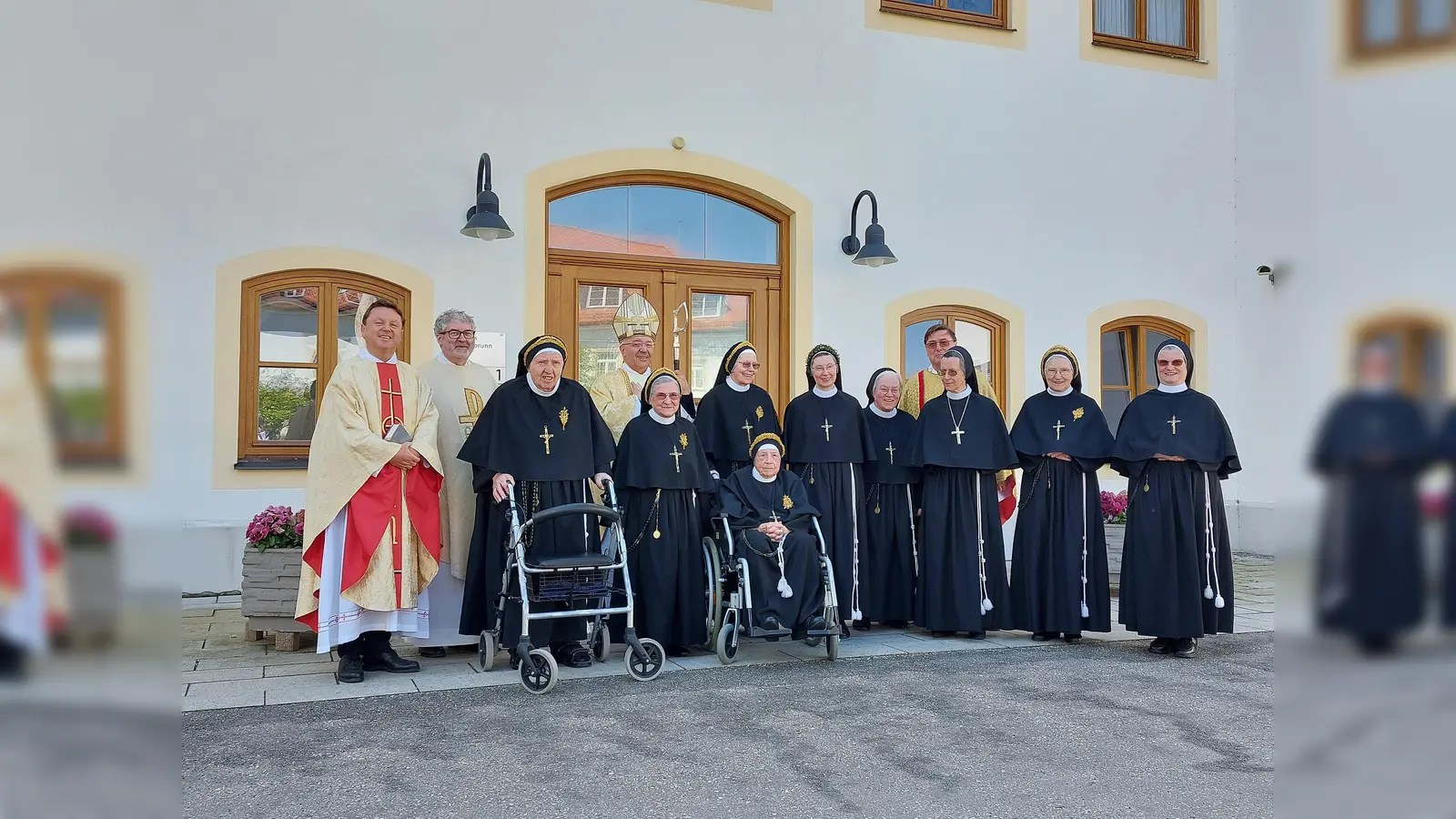 Sr. M. Stilla, Sr. M. Ignatia, Sr. M. Michaela, Sr. M. Barbara, Sr. M. Johanna, Sr. M. Gabriele, Sr. M. Consilia, Sr. M. Regina, Sr. M. Lätitia (Rollstuhl); Pfarrer Peter Demmelmair, Pfarrer Johannes Hoffmann, Abt Thomas Freihart, Pfarrer Paul Demmelmair (v. l.). (Foto: Franziskuswerk)
