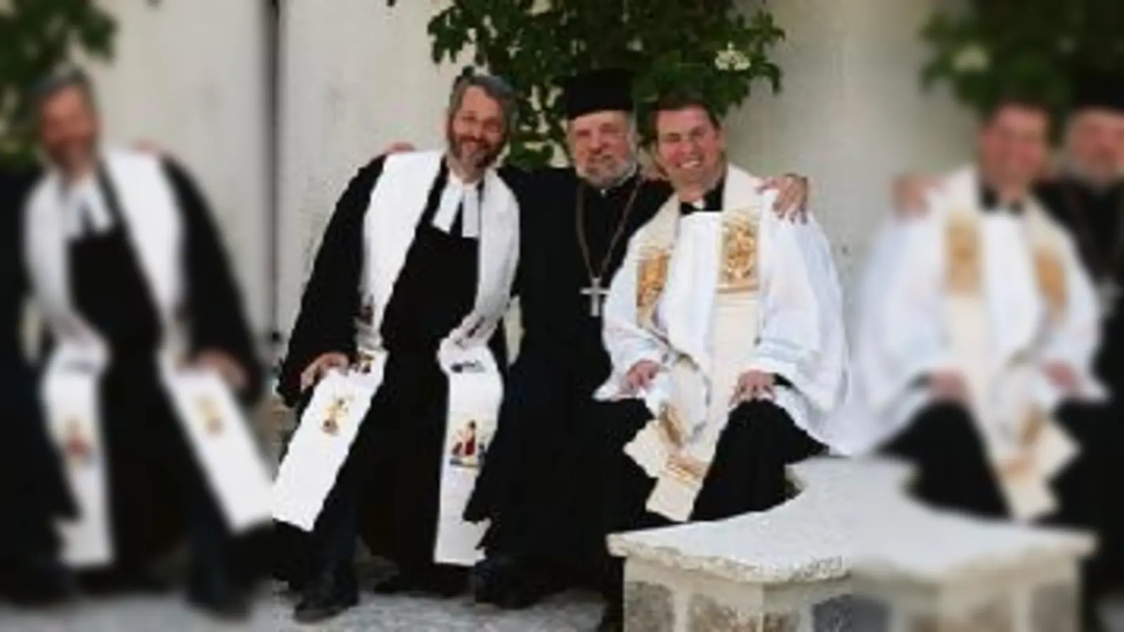 Drei Männer vergnügt auf der neuen Bank: Pfarrer Manfred Staude, Erzpriester Apostolos Malamoussis und Pfarrer Johannes Oberbauer (v.li.).  (Foto: Privat)