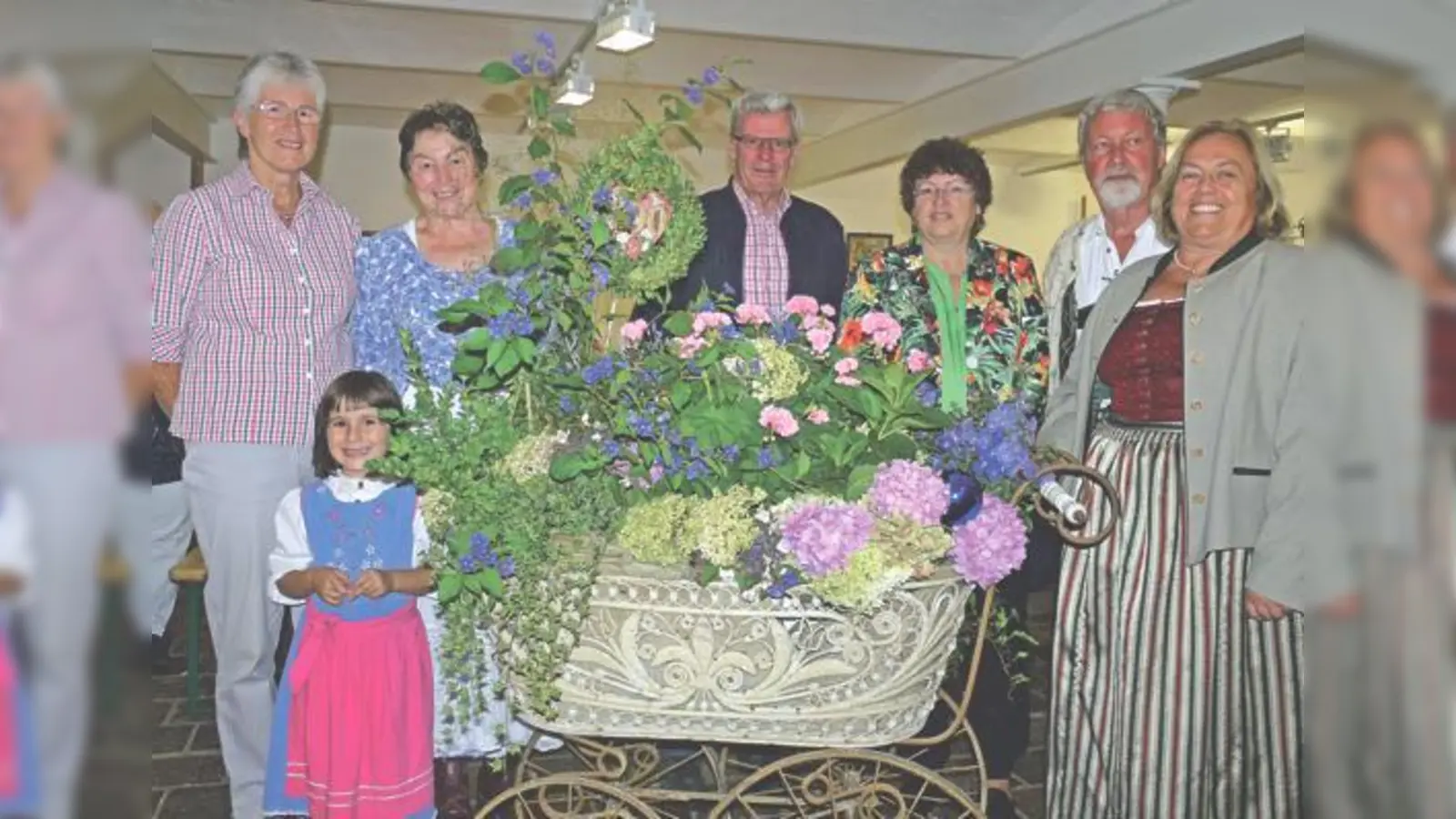 Blumen zum 100-Jährigen: Mit Bürgermeisterin Barbara Bogner (r.) freuen sich (v.l.) die Gartlerinnen Christine Wimmer und Irmgard Eberl, hier mit Enkeltöchterchen Rosarin (4), Horst Hochwind, Angelika Schmidbartl und Gerhard Hofreiter.  	 (Foto: Kohnke)