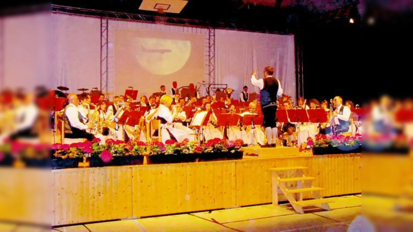 Die Feldkirchner Blaskapelle riss das Publikum mit amerikanischer Musik mit.	 (Foto: VA)