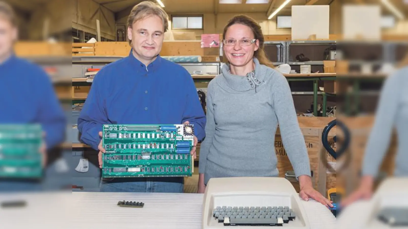 Achim Baqué ist Software-Entwickler und sammelt historische Computer. Jetzt stellt er dem Deutschen Museum seinen Apple 1 als Dauerleihgabe zur Verfügung. Rechts Informatik-Kuratorin Anja Teuner. 	 (Foto: Deutsches Museum)