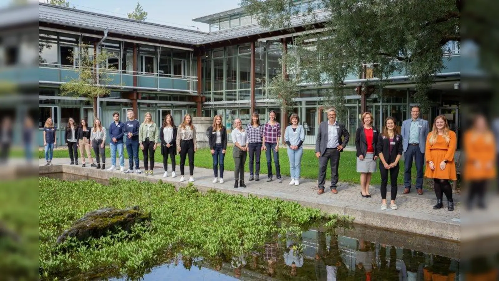 Die Ausbildungsbeauftragte Kerstin Lehmeier, der Leiter der Haupt- und Personalverwaltung Norbert Sontheim, die Ausbildungsbeauftragte Johanna Brauer, Renate Breuninger (Teamleitung Personal) und der stellvertretende Landrat Matthias Vilsmayer begrüßten gemeinsam die neuen Nachwuchskräfte im Landratsamt. (Foto: Landratsamt Starnberg)