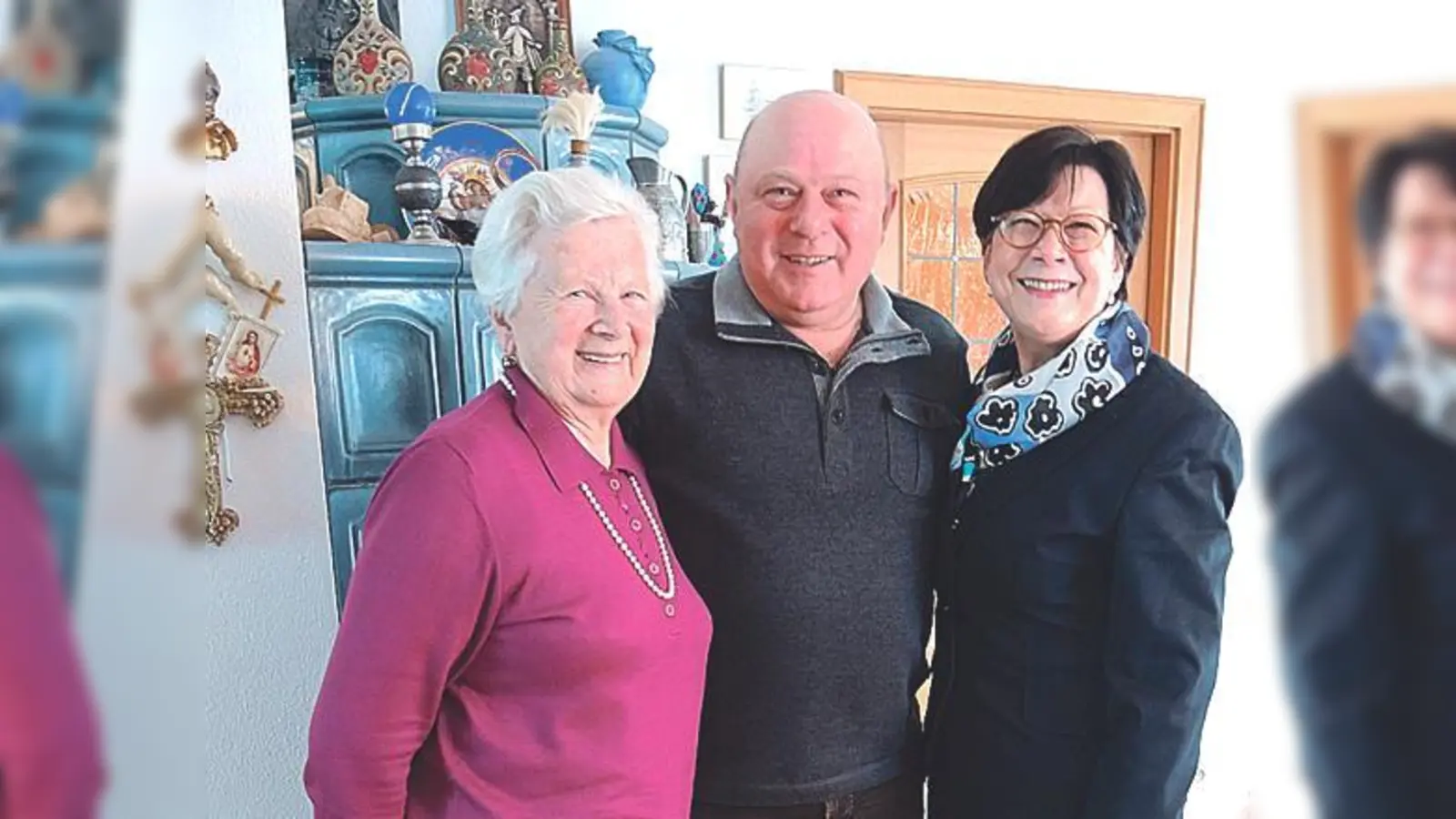 »Geburstagskind« Ernestine Beck mit ihrem Mann Edgar und Luise Stangl(v. li.). 	 (Foto: Gemeinde)