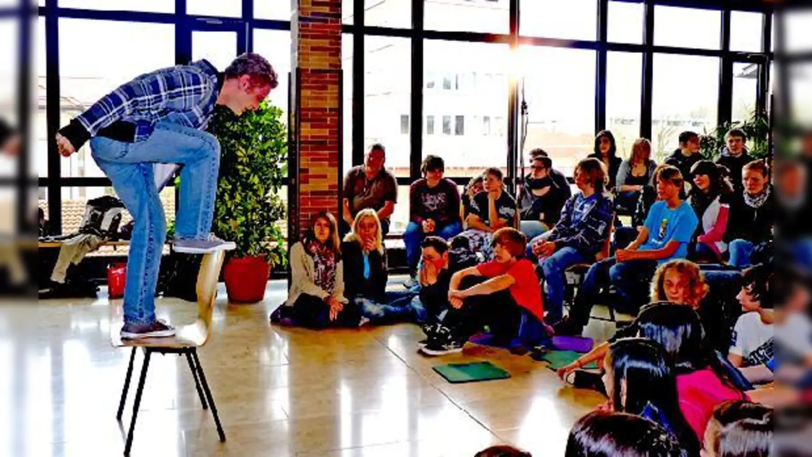 An der Hauptschule Kirchseeon präsentierten zwei Darsteller im Stück das Thema Mobbing.	 (Foto: VA)