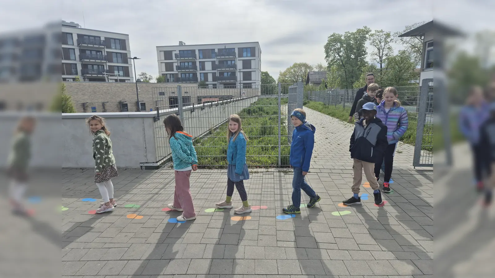 Schulkinder aus der Ammerseestraße mit Alexandra Heckl, Geschäftsbereichsleiterin für Kinder, Jugend, Schulen und Soziales. (Foto: Gemeinde Gauting)