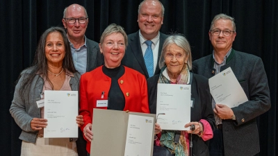 Die Ehrenamtlichen der Grünwalder Tafel wurden für ihr Engagement ausgezeichnet (v.l.) Dervi Briceno, Lydia Reiter, Romay Schuster und Alexander Raab. Es gratulierten herzlich der Vorstand der NbH, Frank Lamby und Landrat Christoph Göbel (Bild hinten).  (Foto: Andreas Wening)