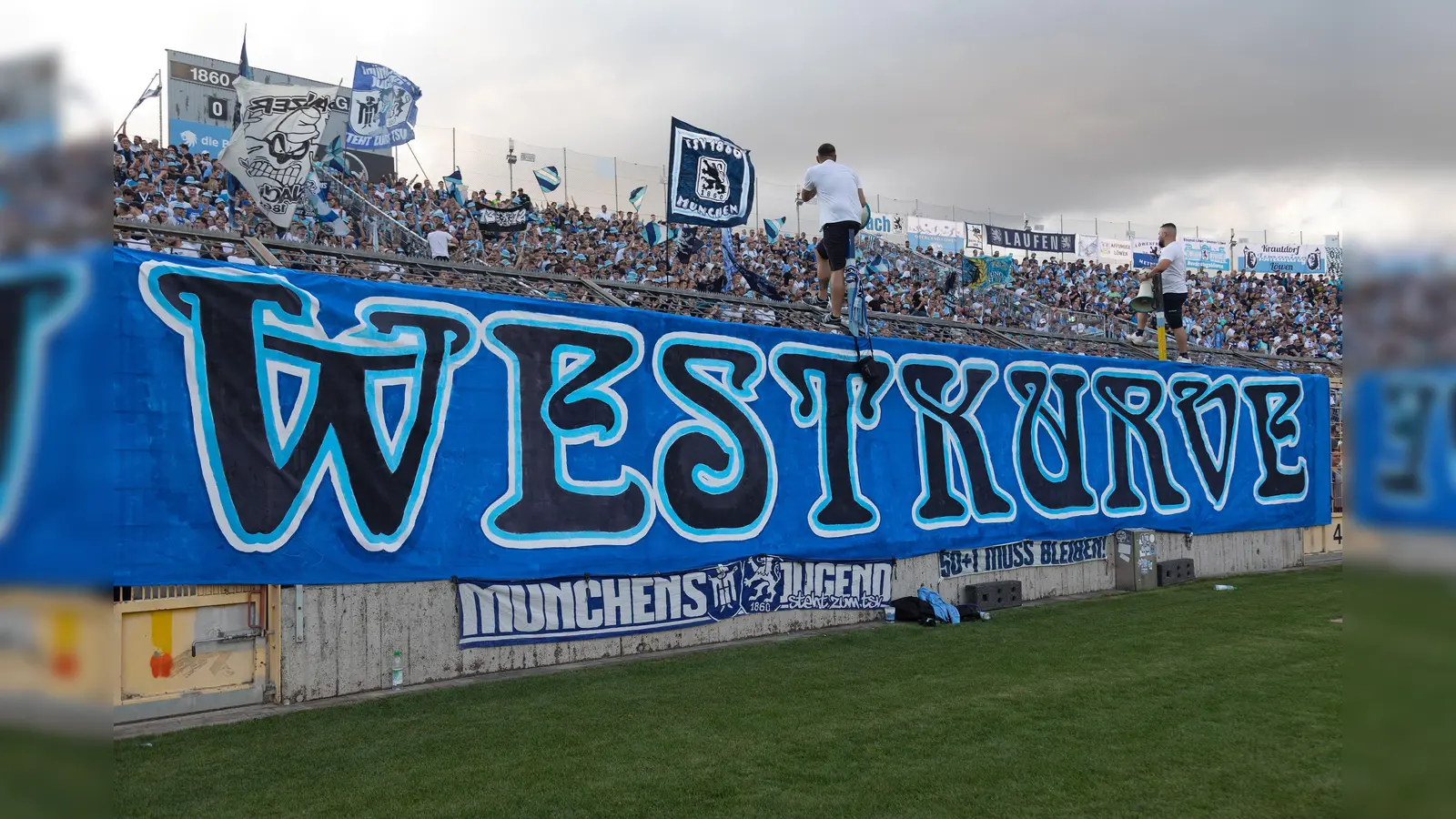 Stimmgewaltig: Westkurve im Grünwalder Stadion.  (Foto: Anne Wild)