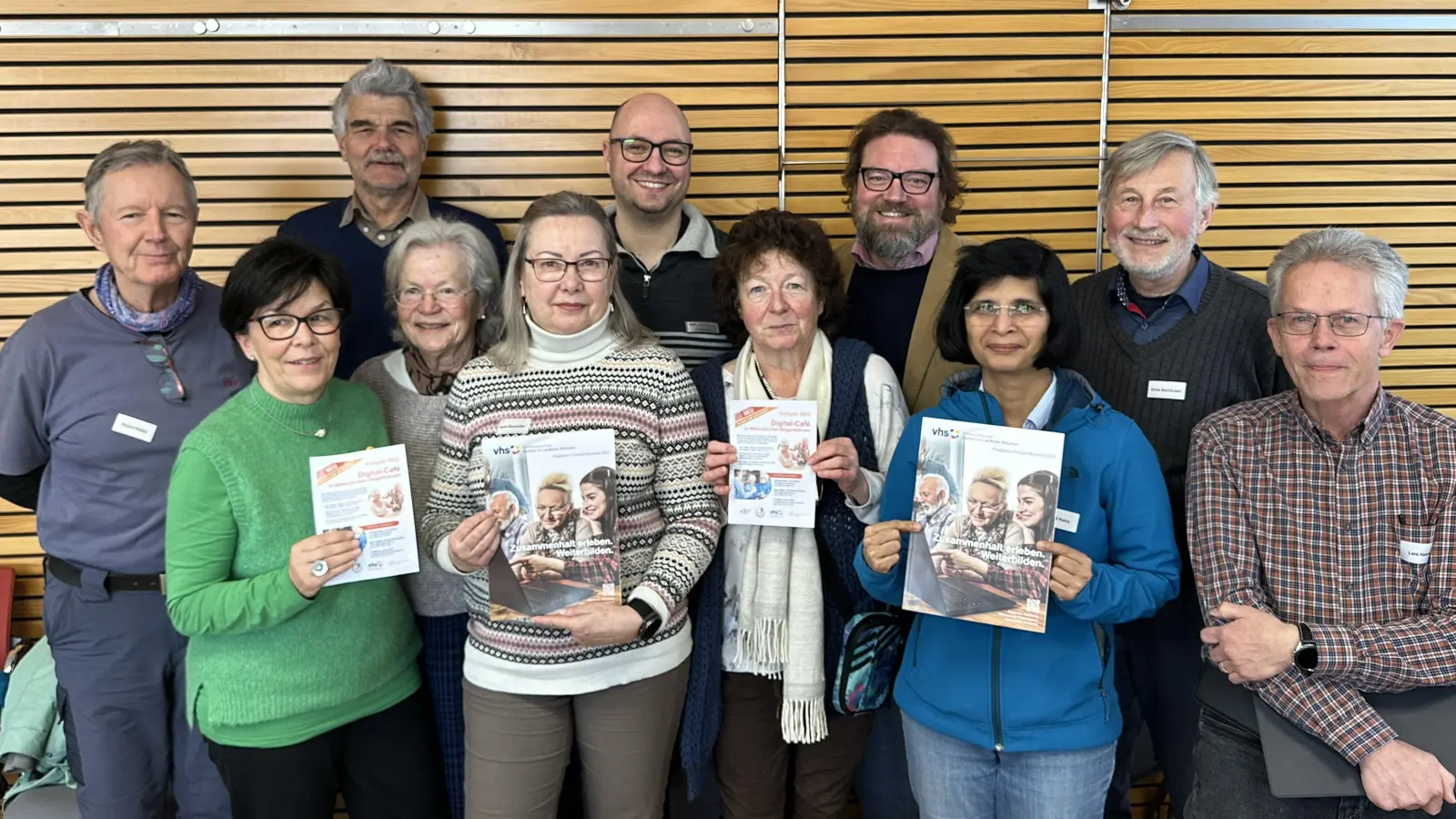 Gemeinsam mit Spaß dabei: Christina Lorenz vom ASS (2.v.l.), Andreas Mayer (vhs SO 6. v.l), Diana Müller vom Ak ZusammenLeben (7. v.l.), Christof Schulz (Leiter der vhs. 9. v.l.) gemeinsam mit Helfern und Teilnehmern. (Foto: vhs SüdOst)