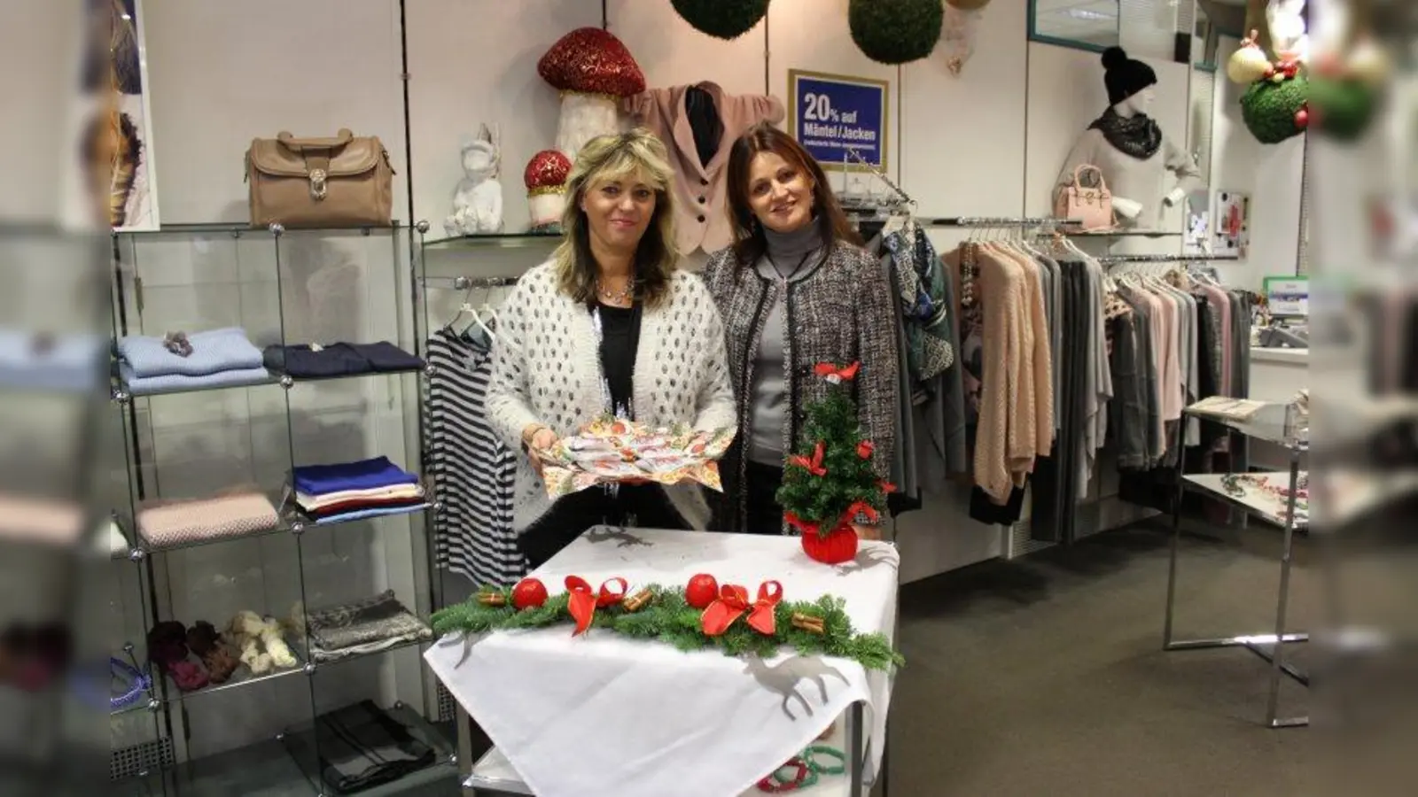 „Wir freuen uns jedes Jahr wieder auf den Lebkuchensamstag”: Klaudia Kracher (li.) und Petra Weikert von Andrea Christin Mode. (Foto: sb)
